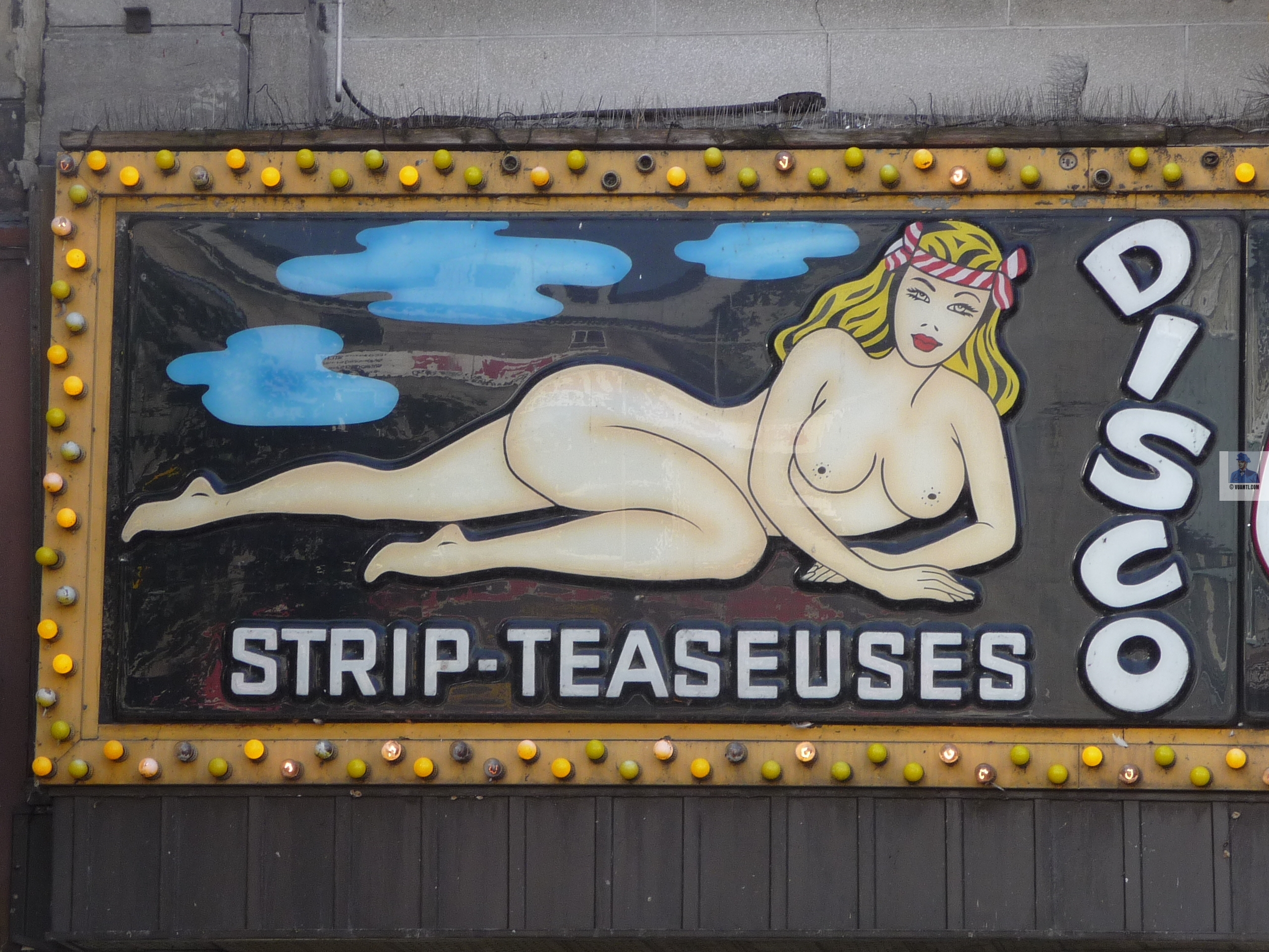 Strip-teaseuses avec nu age.